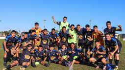 DA PELEA. El plantel de Metalúrgico que este lunes ganó en La Plata.