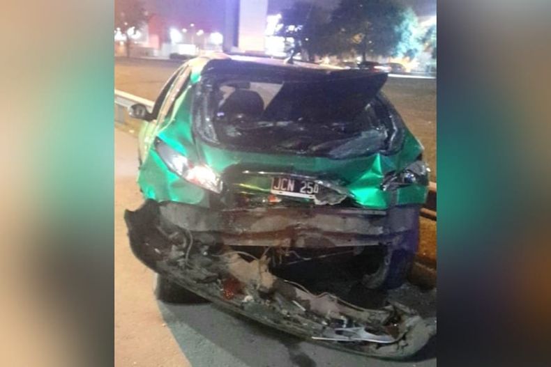 El Peugeot 207 sufrió importantes daños materiales.&nbsp;