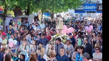 Junto a la Patrona. La imagen de Nuestra Señora del Pilar, durante la procesión realizada ayer a la tarde. Fue acompañada por centenares de personas..