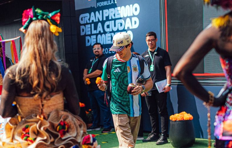 MATE Y CAMISETA. Colapinto llegando al autódromo Hermanos Hernández en la previa al GP de México.