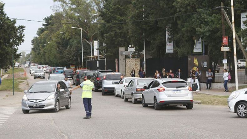 CAOS. El puente Champagnat colapsa todos los días en las horas pico..