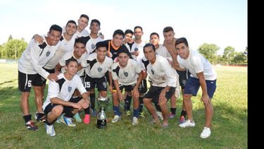 SELLO PROPIO. Los campeones de Malvinas son “un equipo con estilo”..