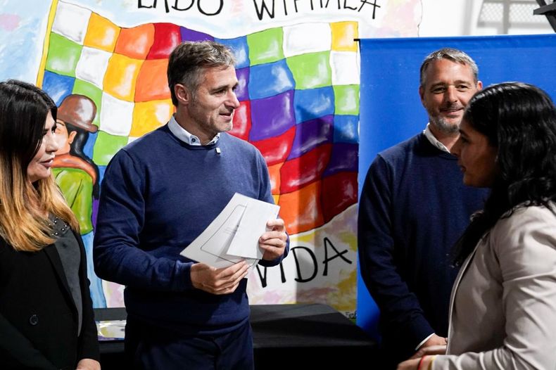 El intendente Federico Achával y el secretario de Gobierno Santiago Laurent entregaron los certificados a quienes finalizaron los estudios primarios en el programa FinEs.