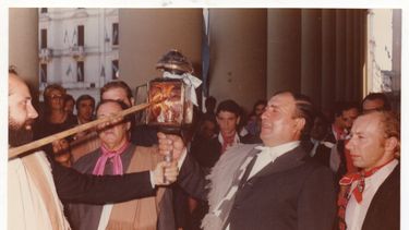 En 1978, un grupo de pilarenses cabalgó desde la Catedral hasta la plaza 12 de Octubre para llevar la llama votiva al monumento de San Martín.