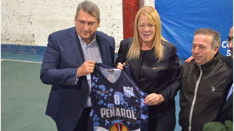 CASACA. D’Onofrio y Stolbizer posaron con la camiseta de Peñarol. .