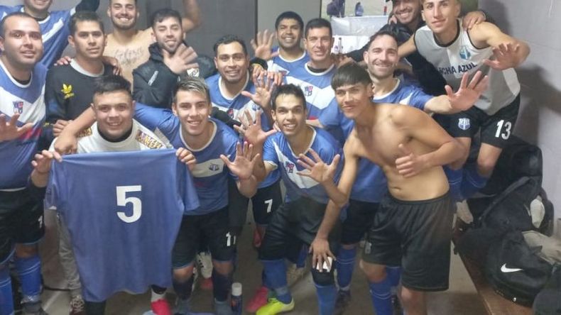 FELICIDAD. Todo Flecha festeja en el vestuario la goleada que lo pone en carrera..