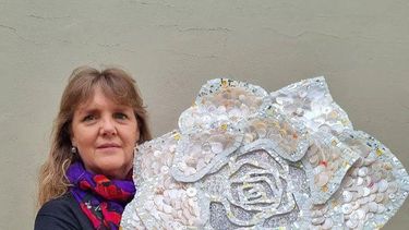 SE BUSCA. Silvia Kuhn con la obra que le robaron.