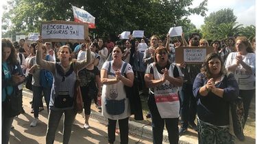 ABRAZO. Después del derrumbe, madres y docentes abrazaron la escuela..