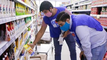 CONTROLES. Los inspectores clausuraron el supermercado Las Marías. .