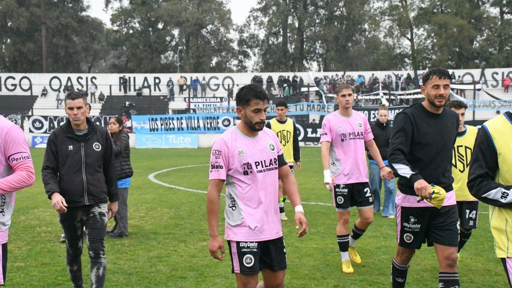 CARAS LARGAS. Piter Torres y sus dirigidos se retiran de la cancha tras jugar un flojo partido.