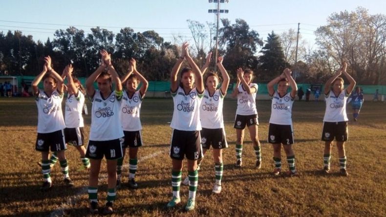 FELICIDAD. Las Reinas saludan a la hincha que la acompañó ayer en Moreno..
