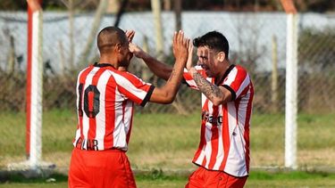 GOLEADOR. Aguilar saluda a Bregant, que acaba de marcar el 1-0 del Rancho..