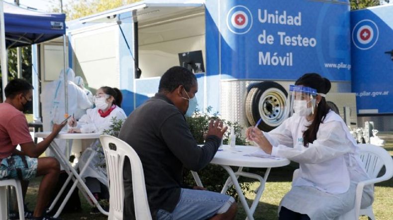 DETECTAR. Camiones móviles buscan vecinos con síntomas en Pilar..