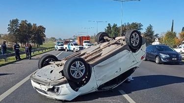 VOLCADA. Así quedó la camioneta en la que iba la mujer y su hijo.