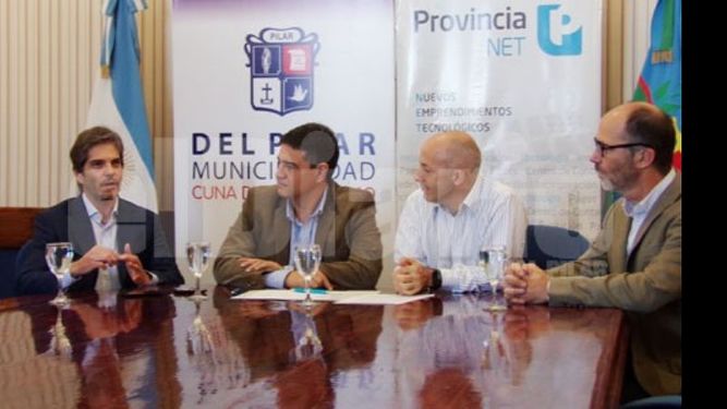 FIRMA. Ducoté firmó el convenio con Macri y Piola..