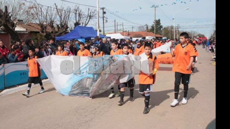 El Club Atlético Las Vías dijo presente en el desfile cívico previo a la procesión y la misa..