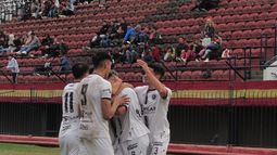 TODOS LOS ABRAZOS TODOS. El festejo de los jugadores de Real Pilar con Nicolás Fittaioli (8).