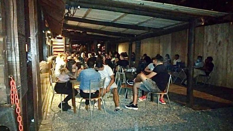 En el lugar se constató la presencia de unos 200 clientes, excediendo la capacidad permitida..