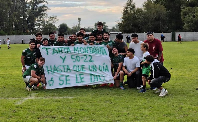 Los PInos y la bandera por el estreno en Superior de Mateo Otamendi.