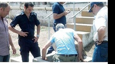 Funcionarios del ADA clausurando el caño de vuelcos de Ovoprot..