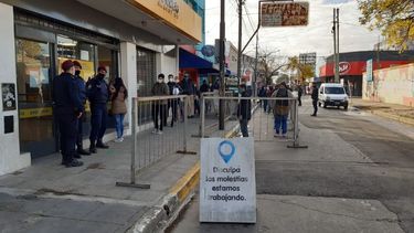 Más de tres cuadras de cola para cobrar el IFE en el correo