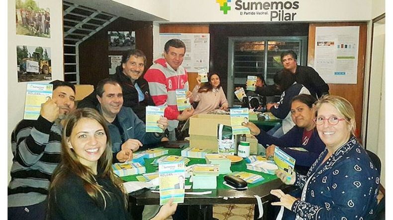 TIJERAS. Los vecinalistas de Roldán, en pleno trabajo..