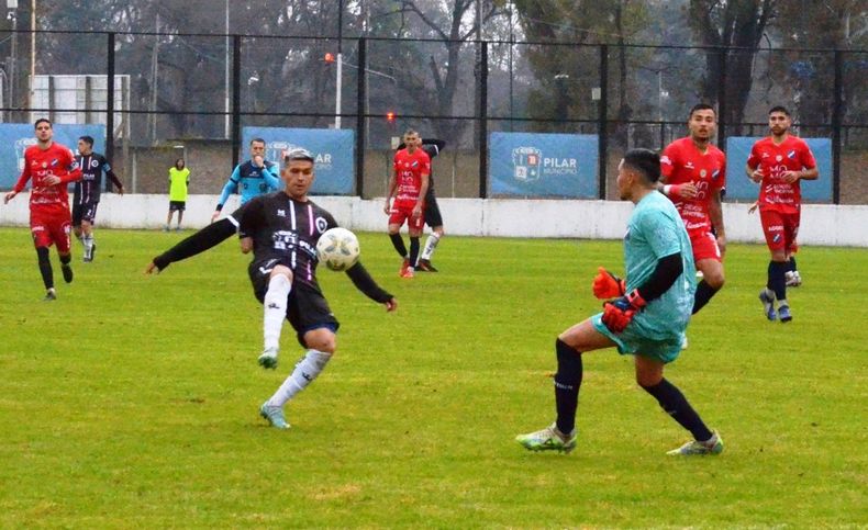 DEFINICIÓN. Hernández toca por arriba ante la salida de Acosta.