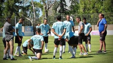 EN EL ESTADIO. Torres da las últimas indicaciones tácticas en el entrenamiento.