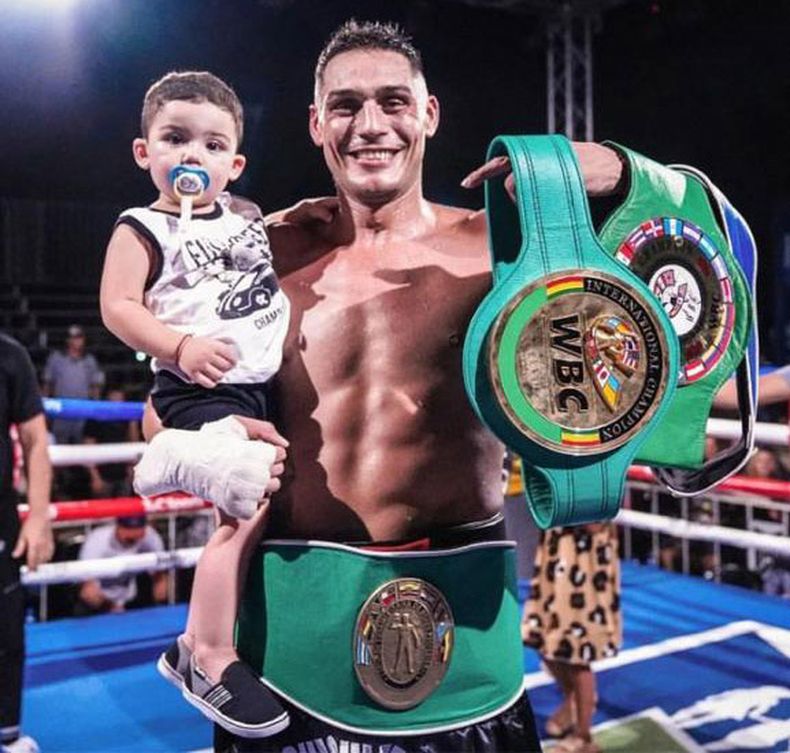 Yamil Peralta muestra los tres cinturones que refrendan su condición de rey absoluto de los Cruceros, logro que arriba del ring compartió con su hijo Nadir.