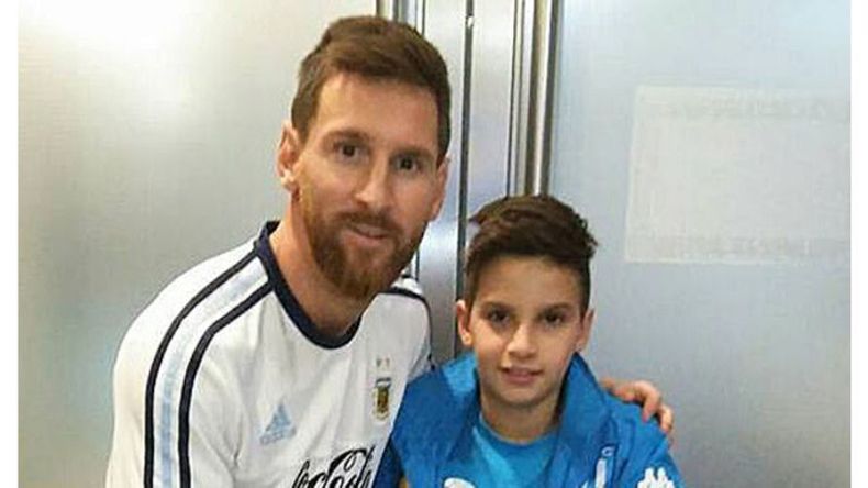 Santiago Fretes con Messi..