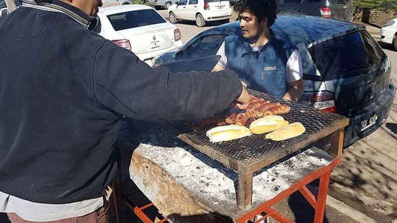 DONDE HAY UNA ELECCIÓN HAY UNA OPORTUNIDAD. Seguramente eso habrá pensado este emprendedor que montó su oportuno puesto de venta de choripán sobre la calle Pelagio Luna, a metros de la Escuela Media 8. .
