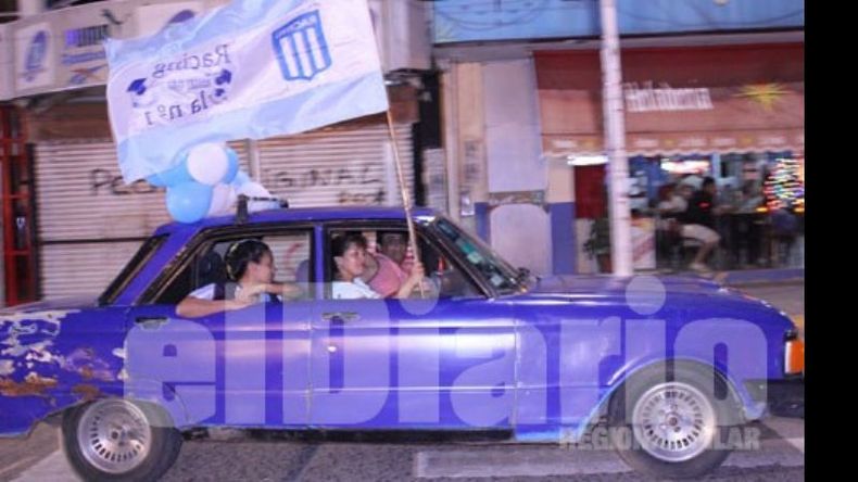 Los primeros en llegar a la plaza a festejar lo hicieron en este Falcon..