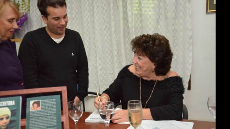 Sonia Lembeye presentó este viernes, “La escritora”, su primera novela. Rodeada de amigos y vecinos de Pilar, firmó ejemplares al final del evento..