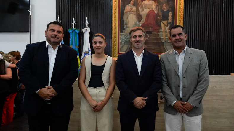 BUEN CONSEJO. Los consejeros escolares de Fuerza Patria Daniel Hirsch, actual presidente del organismo, Camila Garc&iacute;a y Dar&iacute;o Brizuela, junto a Federico Ach&aacute;val.
