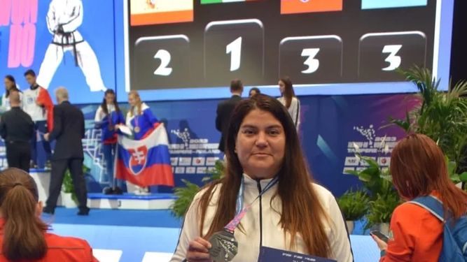 PREMIO. Ana Coronel con la medalla de plata y diploma tras competir en el Mundial de Finlandia.