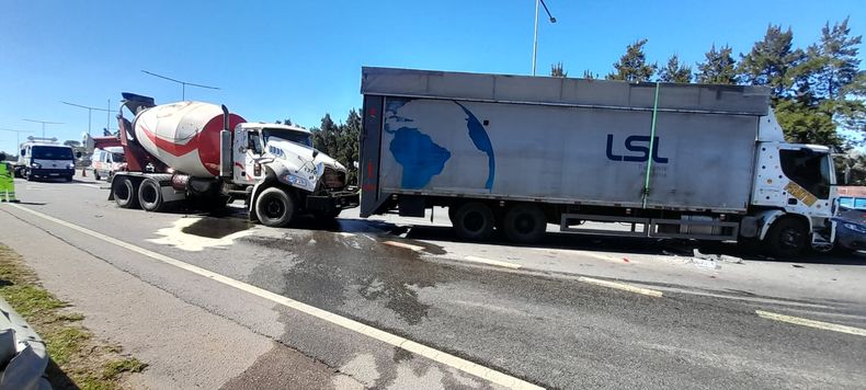 El choque del kil&oacute;metro 38 de Panamericana ramal Pilar involucr&oacute; a dos camiones y tres autom&oacute;viles.&nbsp;
