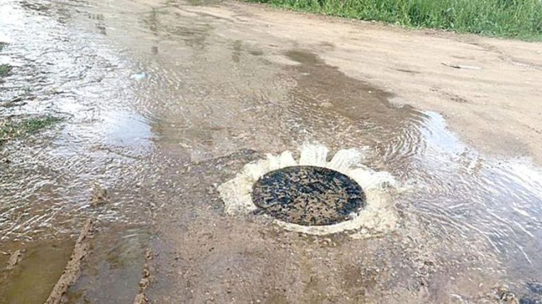 “Los vecinos del Barrio La Esmeralda están en esta situación y nadie responde. Acá se necesita con URGENCIA, un Estado presente. Lo demás es sarasa. Dorso de la mano con el dedo índice señalando hacia abajo @aysa @MunicipioPilar”. Analia Leguizamon (@ACLeguizamon).