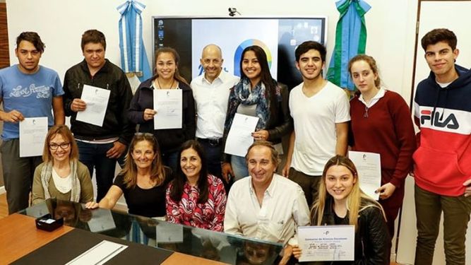 PREMIADOS. Representantes de los cursos con el intendente y funcionarios. .
