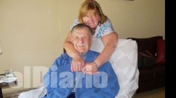 Martín Vicente, junto a su hija, en el sillón donde le gusta ver programas de folclore..