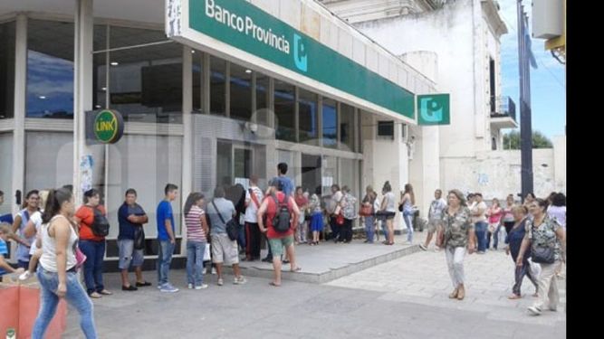 VIERNES ÚLTIMO, AL MEDIODÍA. La fila en el Provincia era de cerca de 100 personas..