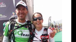 ESFUERZO. Fernández, junto a Oscar García, que fue su acompañante en los últimos 40 kilómetros..