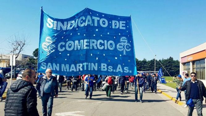MOVILIZADOS. El Sindicato de Comercio reclamó en hipermercados de Pilar. .