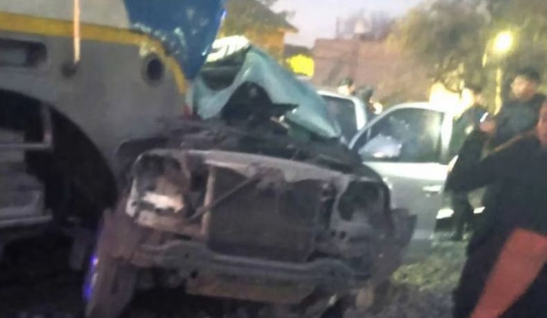La camioneta quedó destruida luego de haber sido impactada por el tren.
