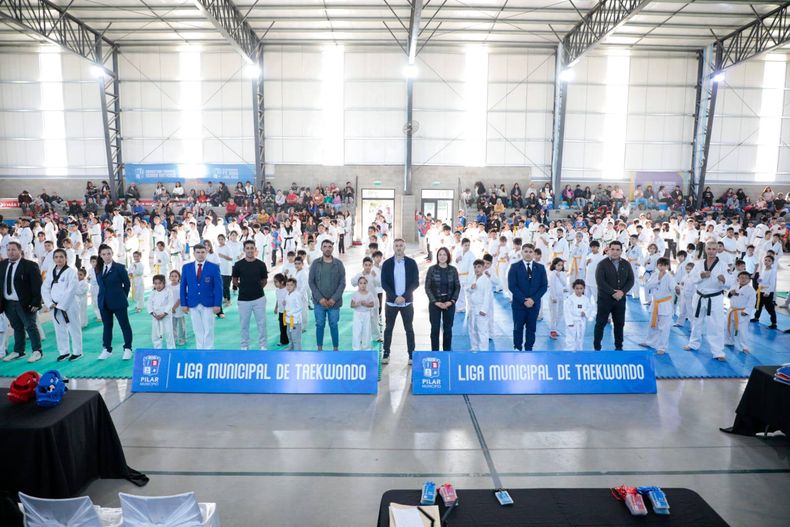 APERTURA. El intendente Achával participó de la inauguración de la Liga Municipal de Taekwondo.