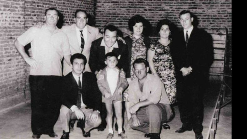 Década del 60. Visita de Alberto Castillo (centro). Lo acompañan Juan Borsani, Rosa y Esther Etcheverry, Chiche Tamburini y José Mónaco, entre otros..