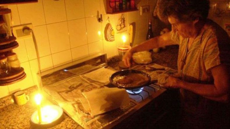 POSTAL. Vivir a la luz de la velas, una molestia que se hizo costumbre..