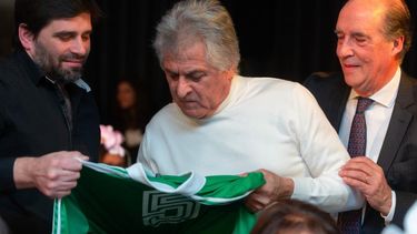 PATO FILLOL. El arquero firma su histórico buzo del 78, que luego fue subastado.