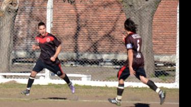Brian Maciel grita con toda furia el gol del triunfo para Villa Rosa. Hernán Class llega para festejar..