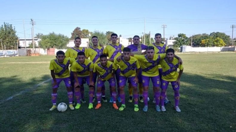 El once inicial del Club Reino que logró su primera victoria en el campeonato..