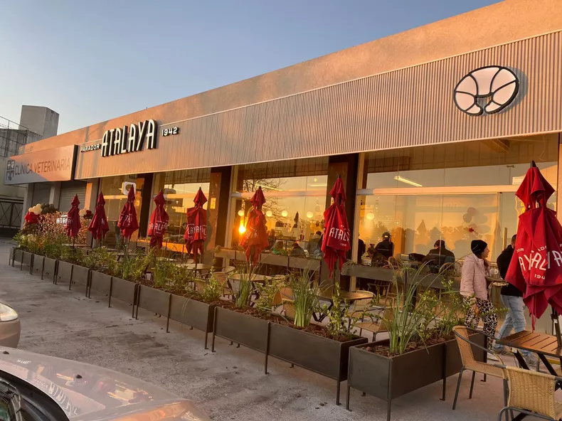 Abrió el Parador Atalaya Pilar, en el kilómetro 53 y hubo en el fin de semana largo, colas de hasta 30 minutos para poder comprar. ¿Cómo lo recibieron los pilarenses?